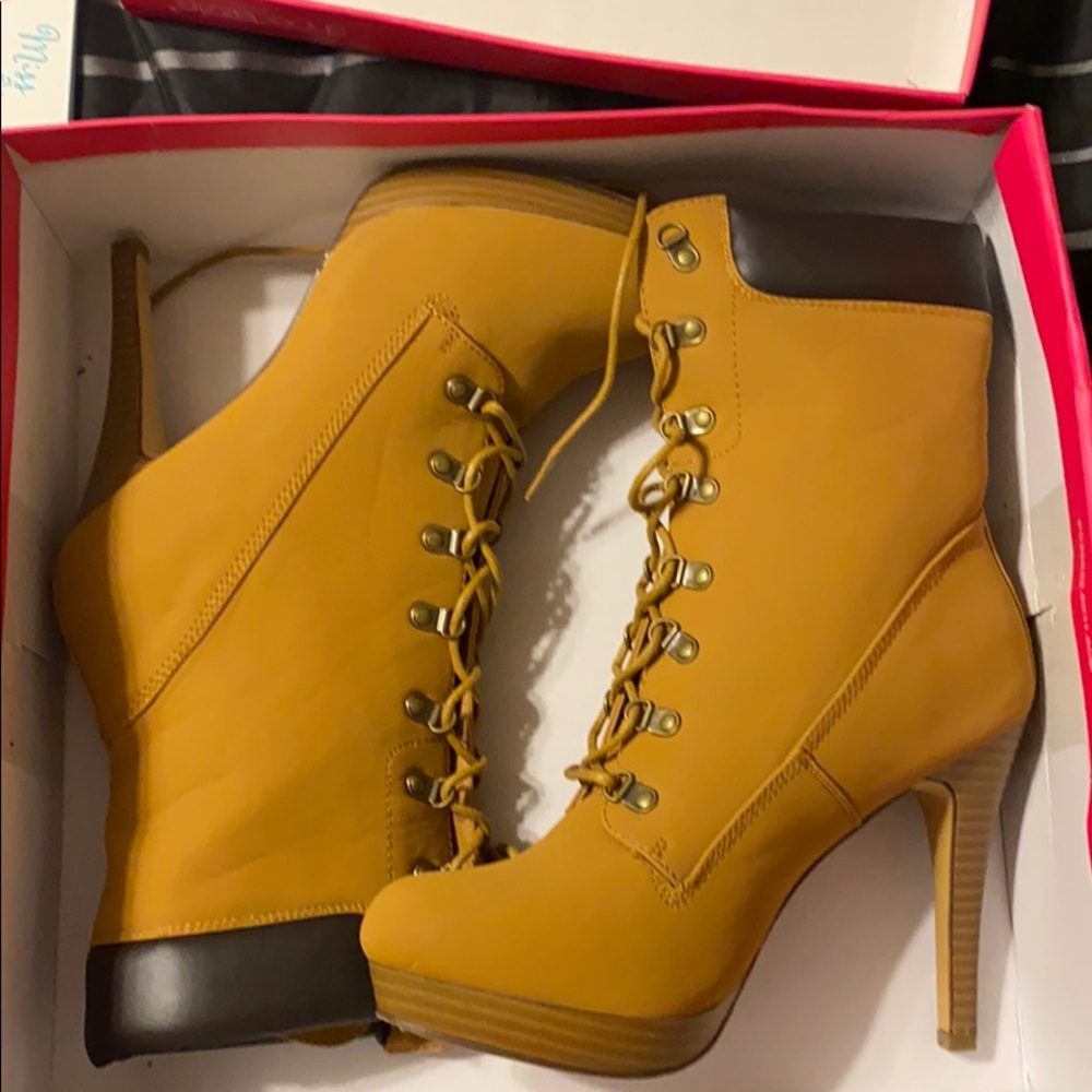 Timberland style heel boots NEVER WORN
